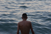Foto de homem no meio do mar